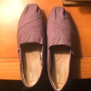 Grey women’s Tom’s. Size 8